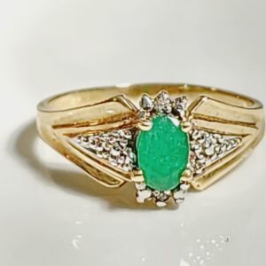 10KT Yellow Gold Oval Emerald Diamond Ring Size 8
