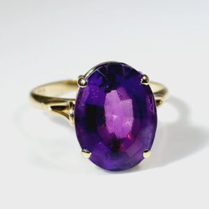 18KT Yellow Gold Oval Amethyst Ring Size 7