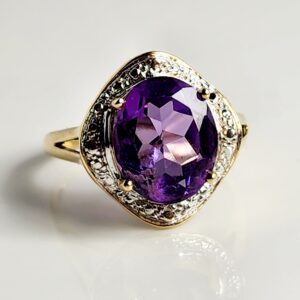 10KT Yellow Gold Oval Amethyst Ring Size 6