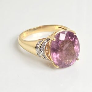 18KT Yellow Gold Oval Kunzite with Diamond accents Size 7